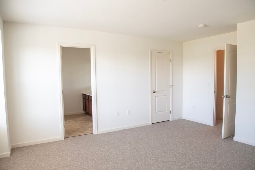 Building Photo - 635 Winding Ln