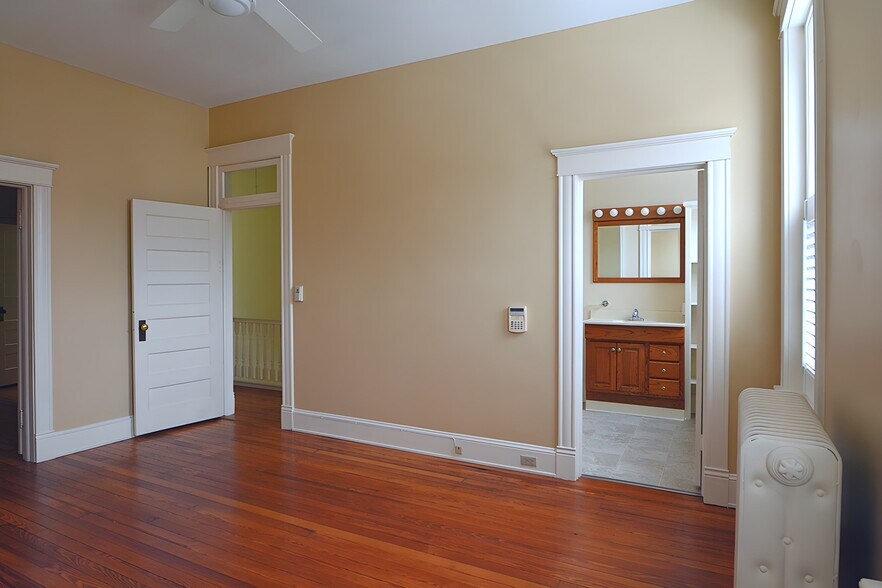 Building Photo - 2025 Grove Ave