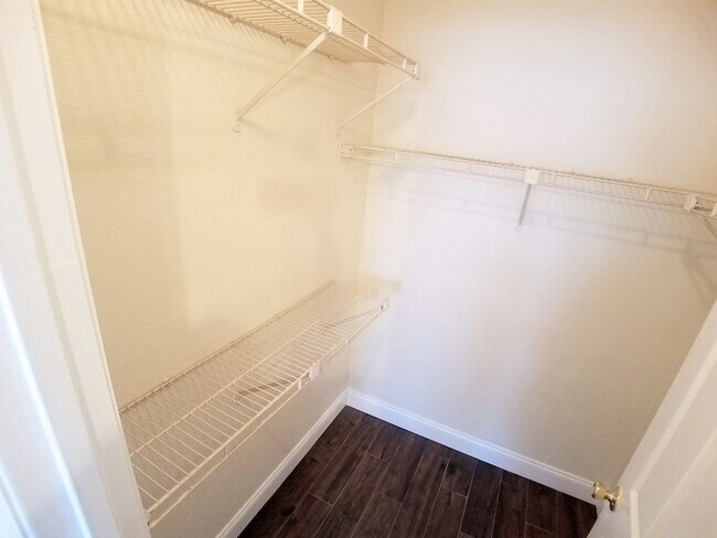 Building Photo - FOR RENT! Fabulous Full Remodeled 1/1 Wint...