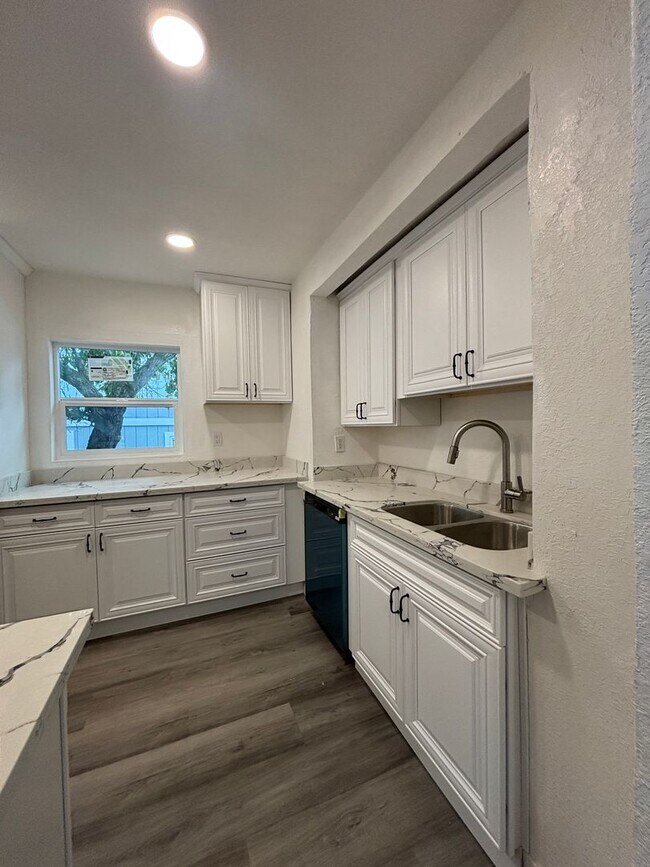 Building Photo - 54-1617