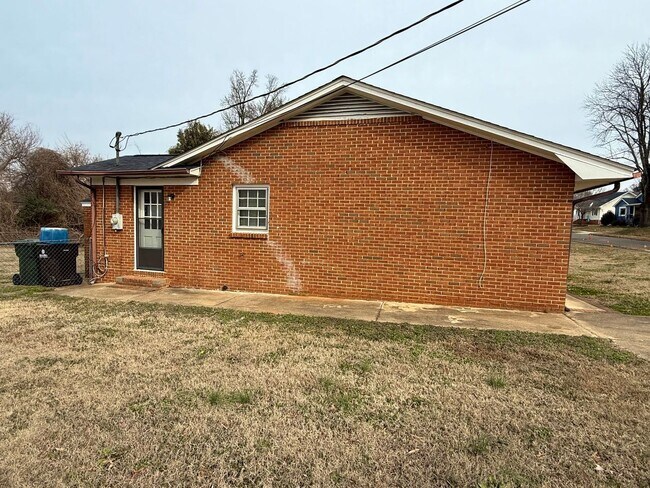 Building Photo - 2 Bedroom, 1 Bathroom Home