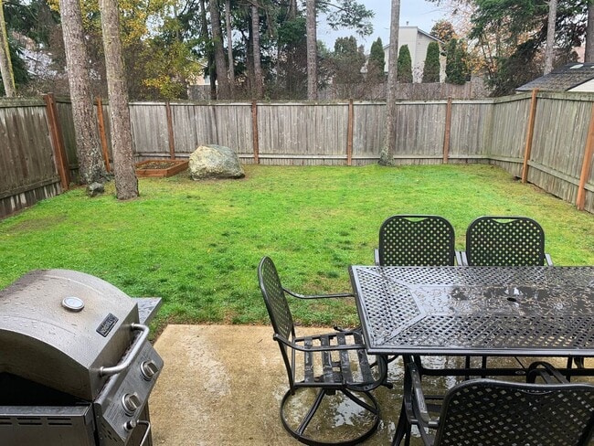 Building Photo - Modern and stylish 3 bedroom home in Lovely Neighborhood