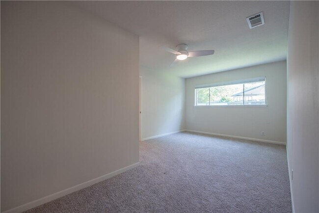 Building Photo - 2902 Silverleaf Dr