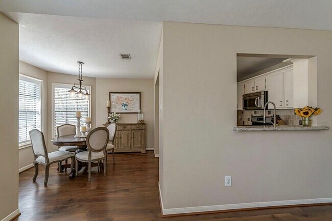 Building Photo - 28 Fallenstone Dr