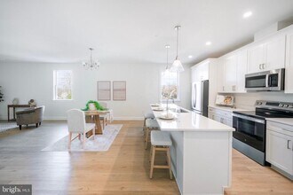 Building Photo - 123 S Washington St