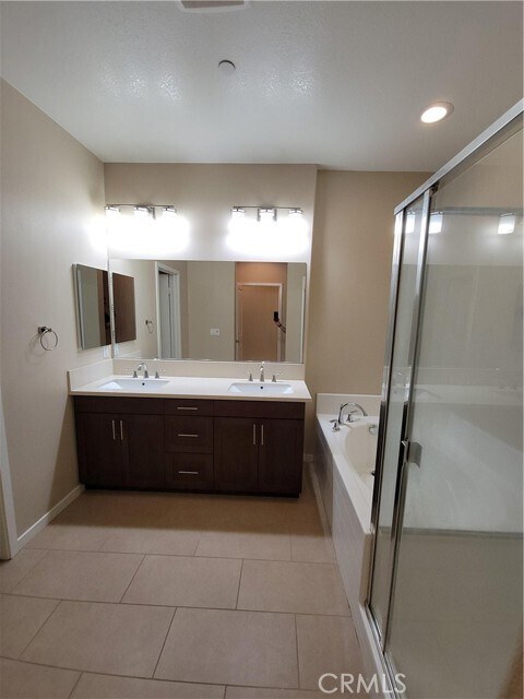 Building Photo - 1568 W Artesia Square