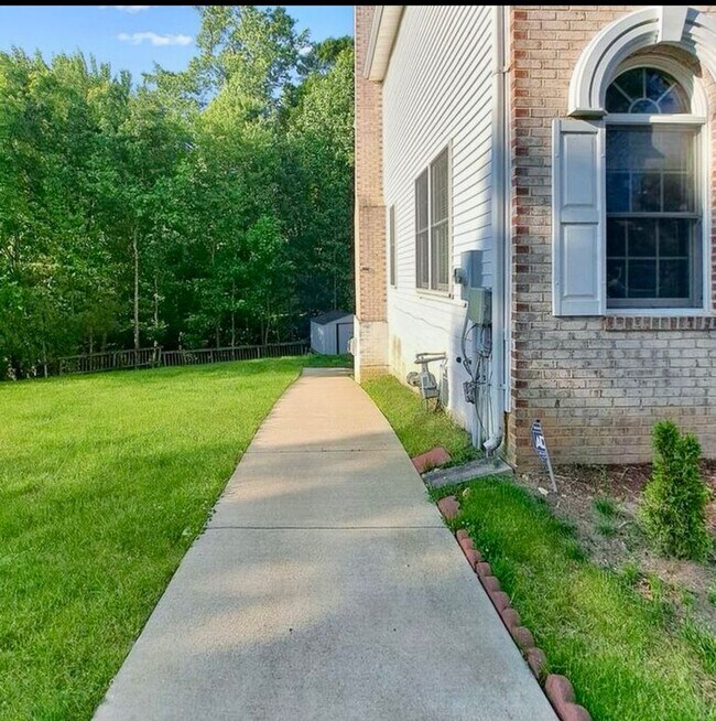 Building Photo - Amazing 5 BR/3.5 BA Single-Family Home in ...