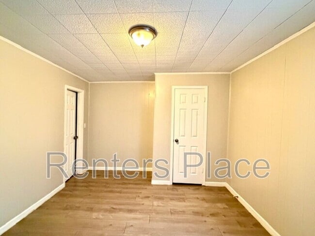 Building Photo - 408 N Florence