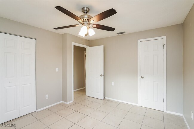 Building Photo - 19 Kingsman Cir