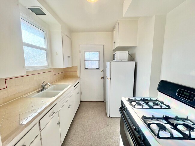 Building Photo - Beachside Studio Apartment l Garage includ...