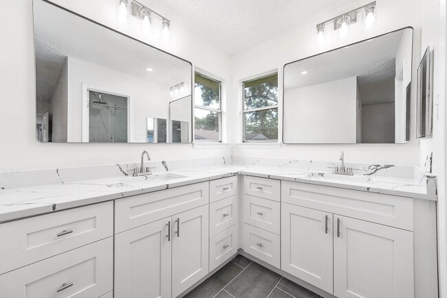Building Photo - 6526 Lynngate Dr