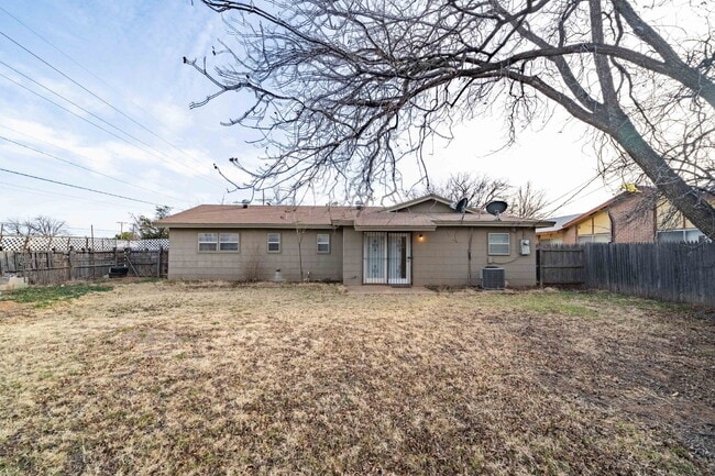 Building Photo - Vintage 3 Bedroom Home w/ Large Backyard