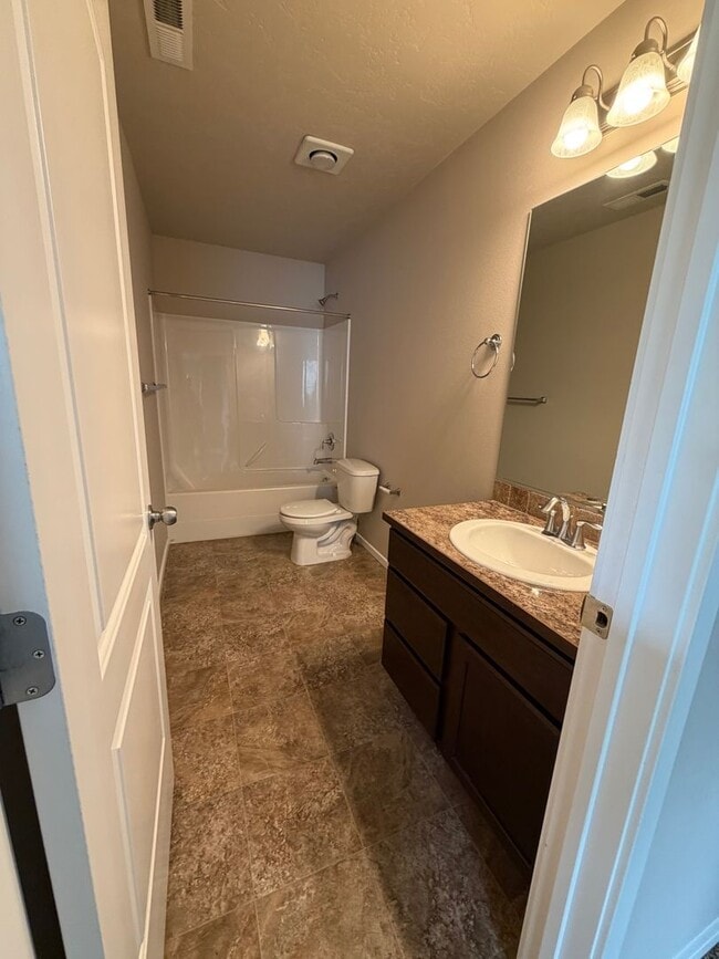 Building Photo - Check out our move in special on this charming Very Spacious 2-Story Home for Rent in Pasco, WA!