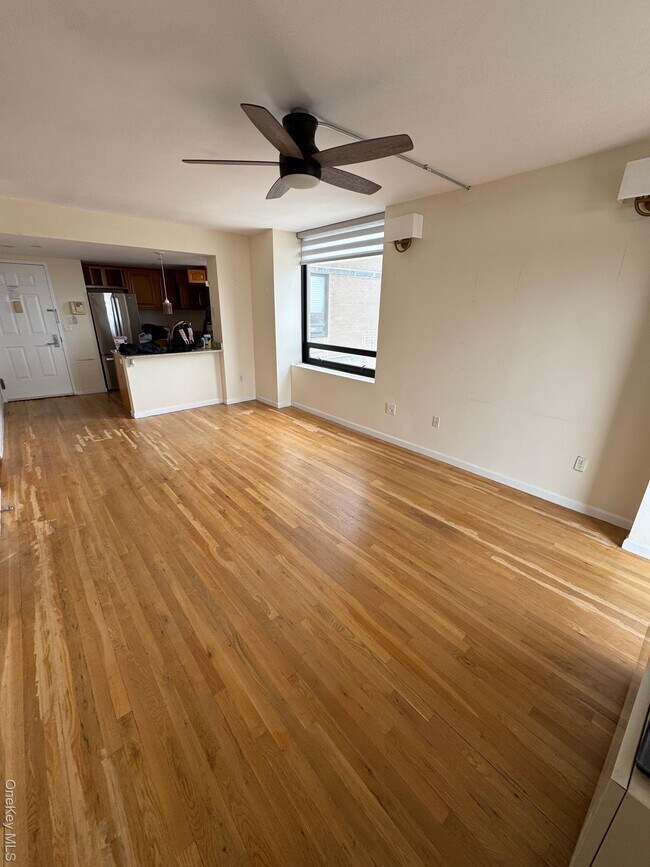 Building Photo - 116-24 Grosvenor Ln