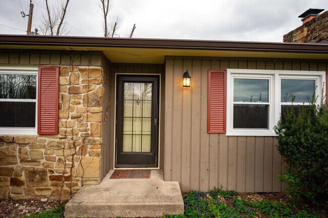Building Photo - Lovely 3 Bed / 2 Bath in Private Setting--AVAILABLE NOW!!!