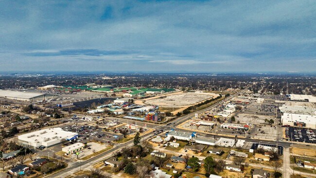 Building Photo - Adorable move in ready bungalow.
