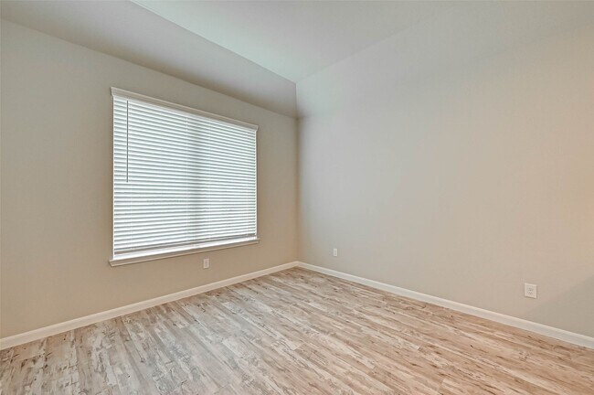 Building Photo - 14111 Lake Lodge Dr