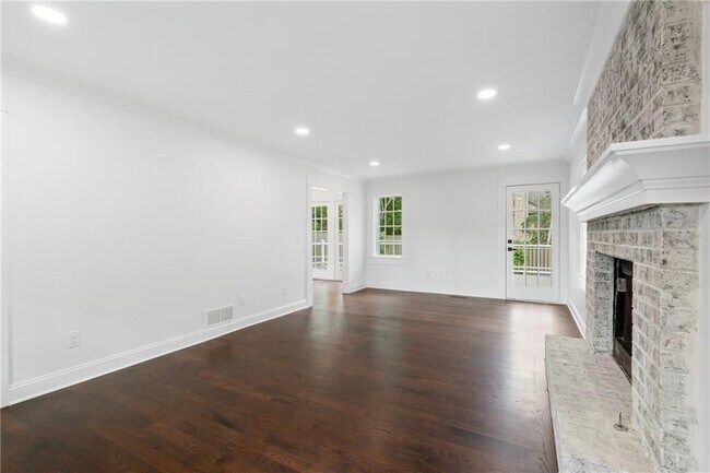 Building Photo - 1296 Hilton Dr
