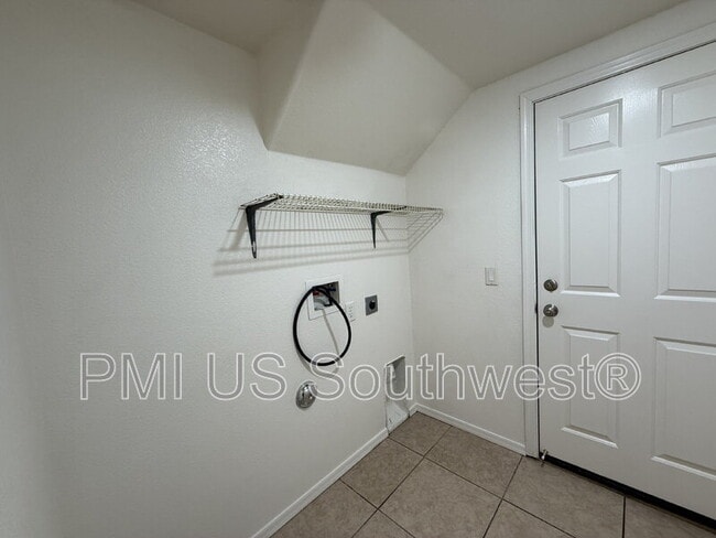 Building Photo - 384 Anna Cir