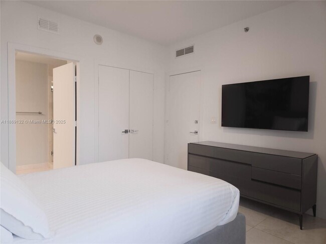 Building Photo - 1060 Brickell Ave