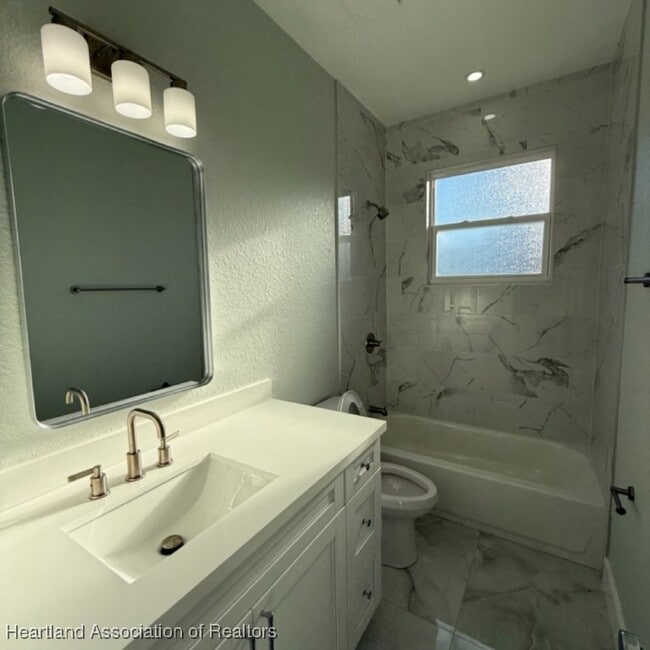 Building Photo - 2011 W Falcon Rd