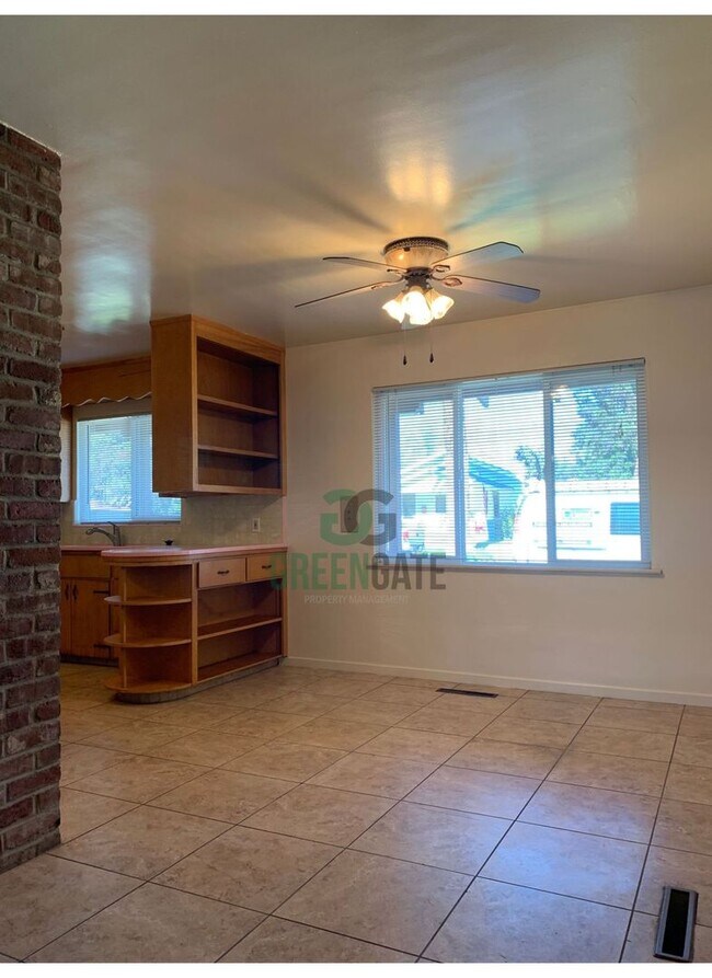 Building Photo - 338 3rd St