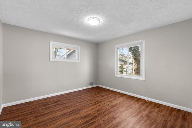 Building Photo - 204 Cedar Ln