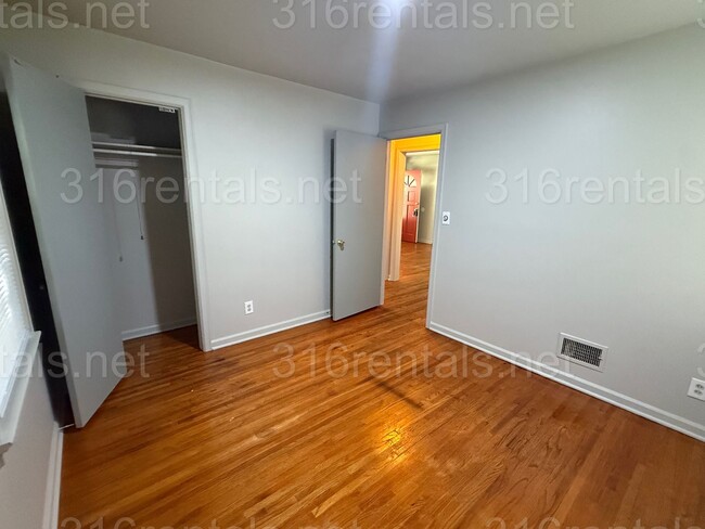 Building Photo - $999 - 2 bedroom / 1 bathroom - Single Fam...