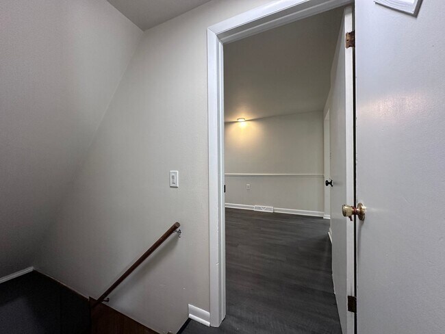 Building Photo - 490 St Bernard Dr