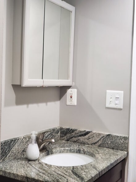 Building Photo - 2603 Douglass Pl SE