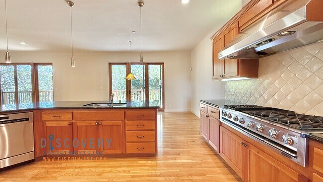 Building Photo - Charming Spanish-style, Mediterranean-insp...