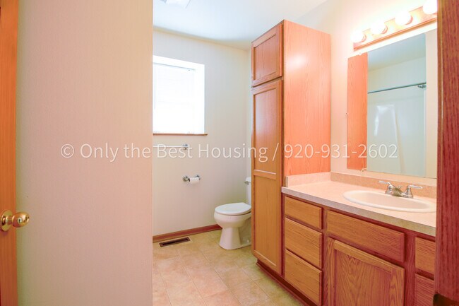 Building Photo - 611 E Burnett St