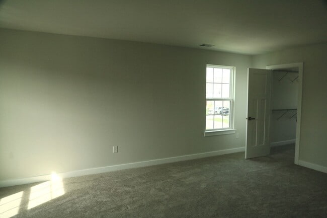 Building Photo - Middletown single family home - 4 bedrooms...