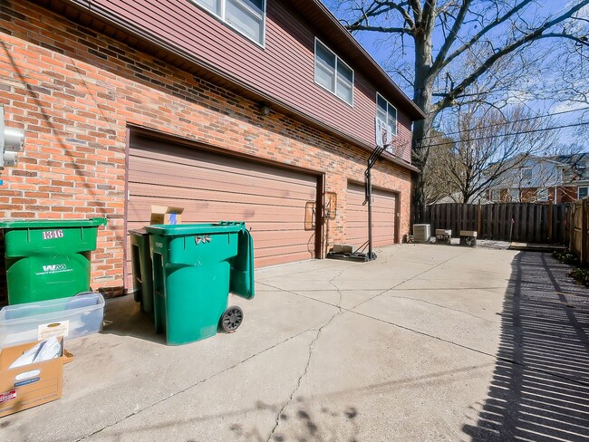 Building Photo - Welcome to this charming 2 bedroom, 1 bath...