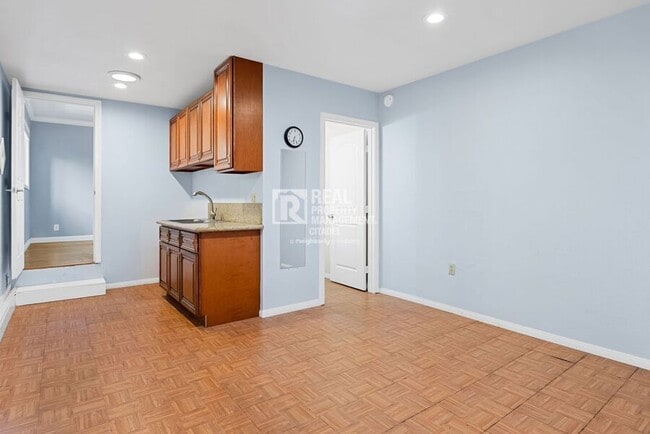 Building Photo - 1425 W Woodcrest Ave