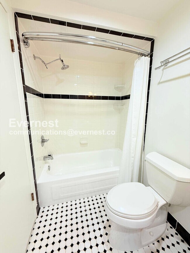 Building Photo - 2 Bed/1.5 Bath Condo with In-Unit Laundry / Vouchers Accepted / Available Now!