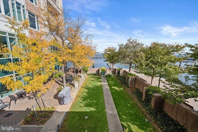 Building Photo - 100 Harborview Dr