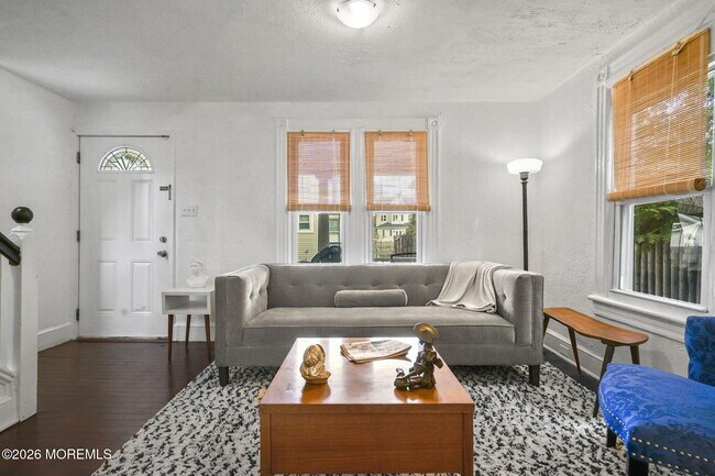 Building Photo - 610 1st Ave