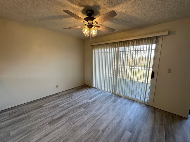 Building Photo - Updated Townhome with River Access and Bea...