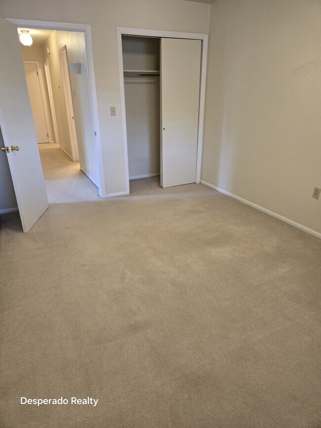Building Photo - 414 E Thunderbird Dr