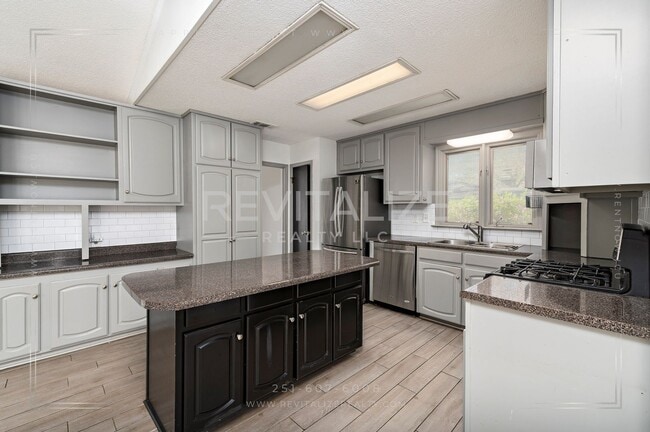 Building Photo - Immaculate 3BR / 2BA Home in Carriage Hills