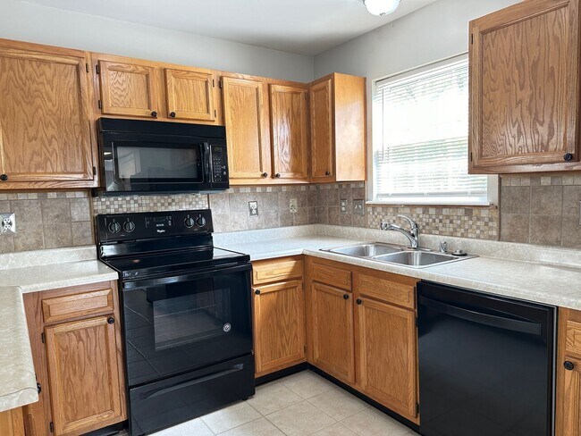 Building Photo - Beautiful 3 BR, 2.5 Bath House in Georgetown! Open Layout, Fenced Backyard, Attached Garage