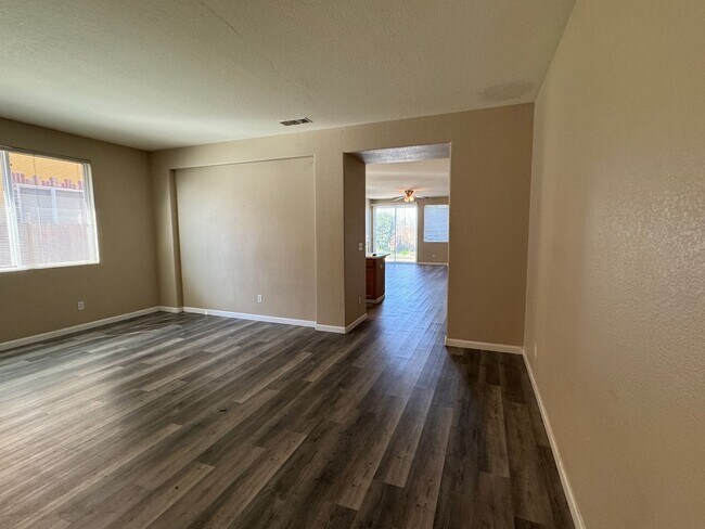 Building Photo - Four Bed, Two Bath Home Close to Hwy 99 an...
