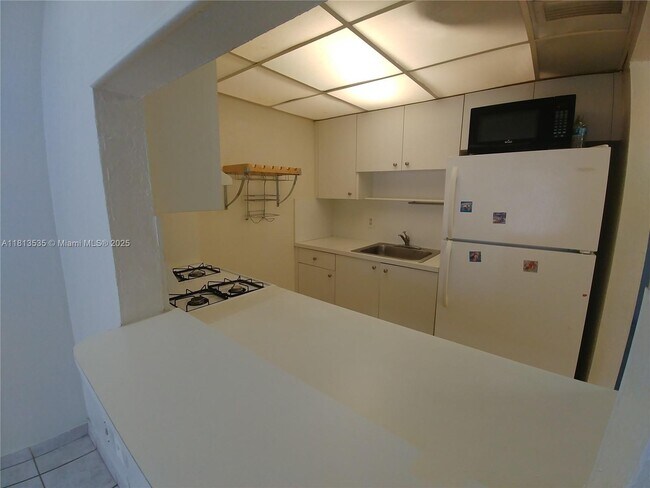 Building Photo - 1305 W 53rd St