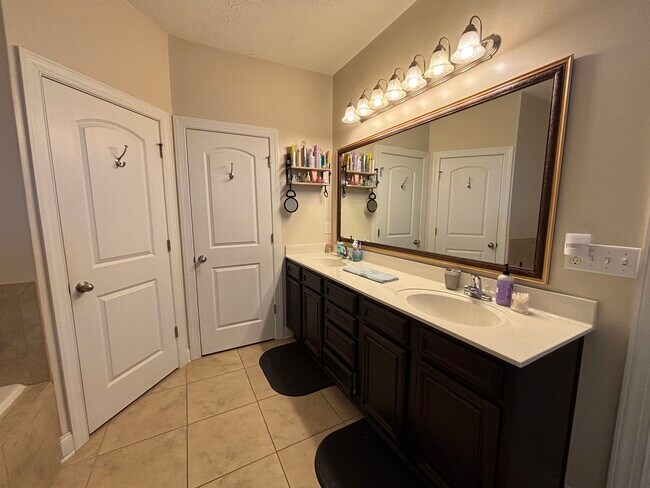 Building Photo - 343 Camrose Wy