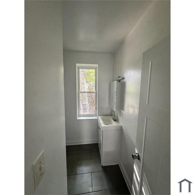 Building Photo - 2531 N Dover St