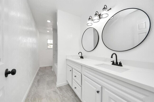 Building Photo - 5103 Karu Dr