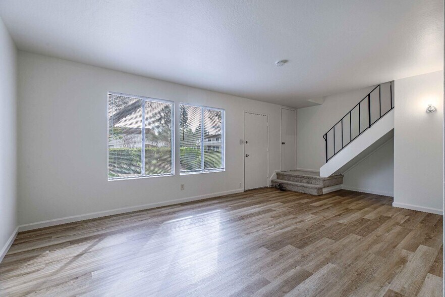 Building Photo - 8820 La Riviera Dr
