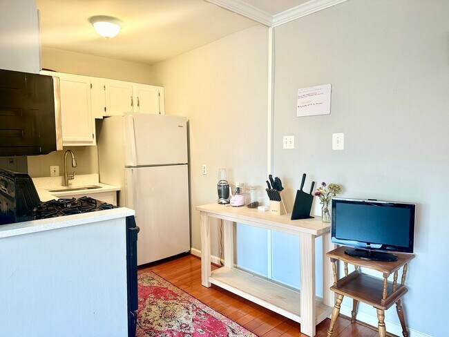 Building Photo - 1 Bed 1 Bath!  Pets Welcome!  Parking!