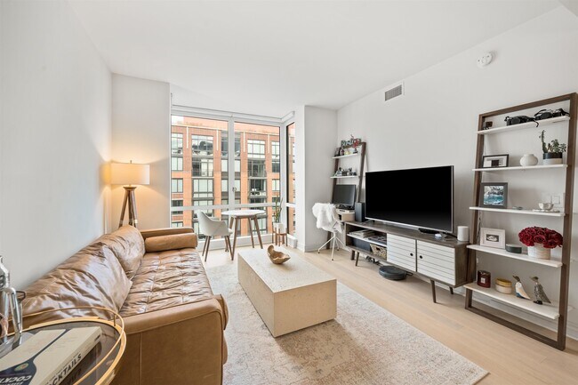 Building Photo - 1000 Maxwell Ln